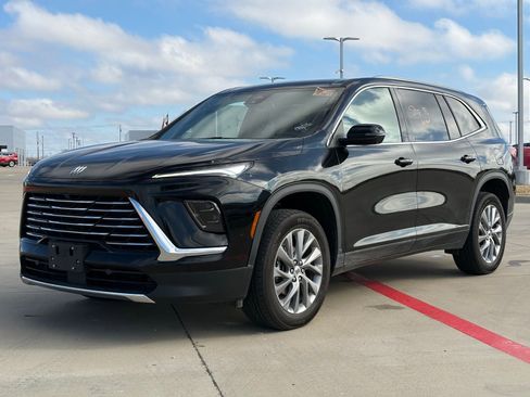 Used 2025 Buick Enclave Preferred image 3