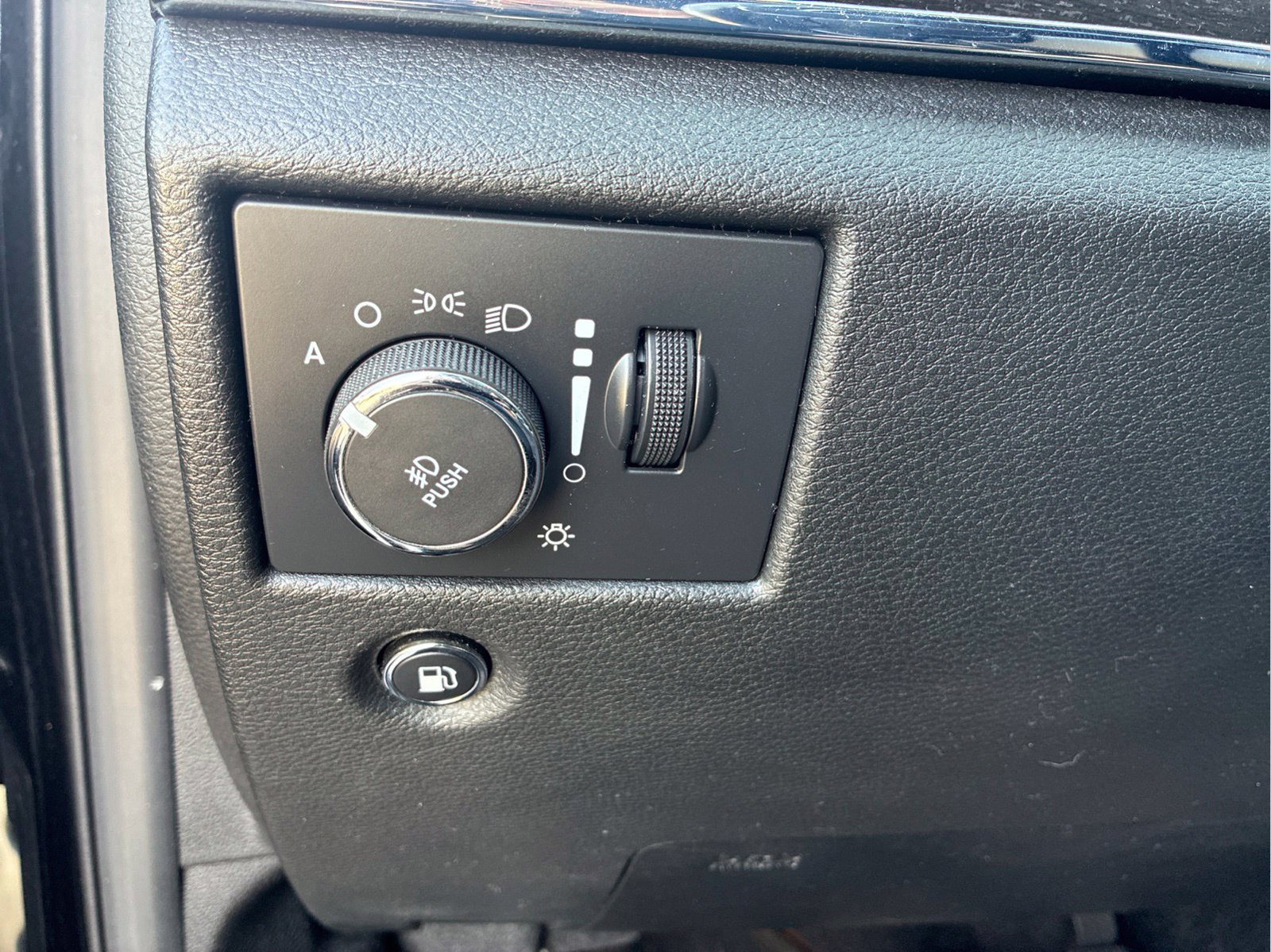 Used 2014 Jeep Grand Cherokee Limited w/ Luxury Group II AWD/4WD image 23