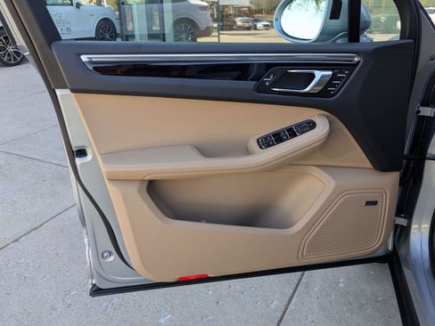 Certified 2025 Porsche Macan image 13