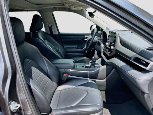 Used 2022 Toyota Highlander XLE FWD image 16