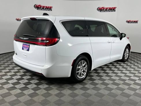 Used 2024 Chrysler Pacifica Touring-L FWD image 3
