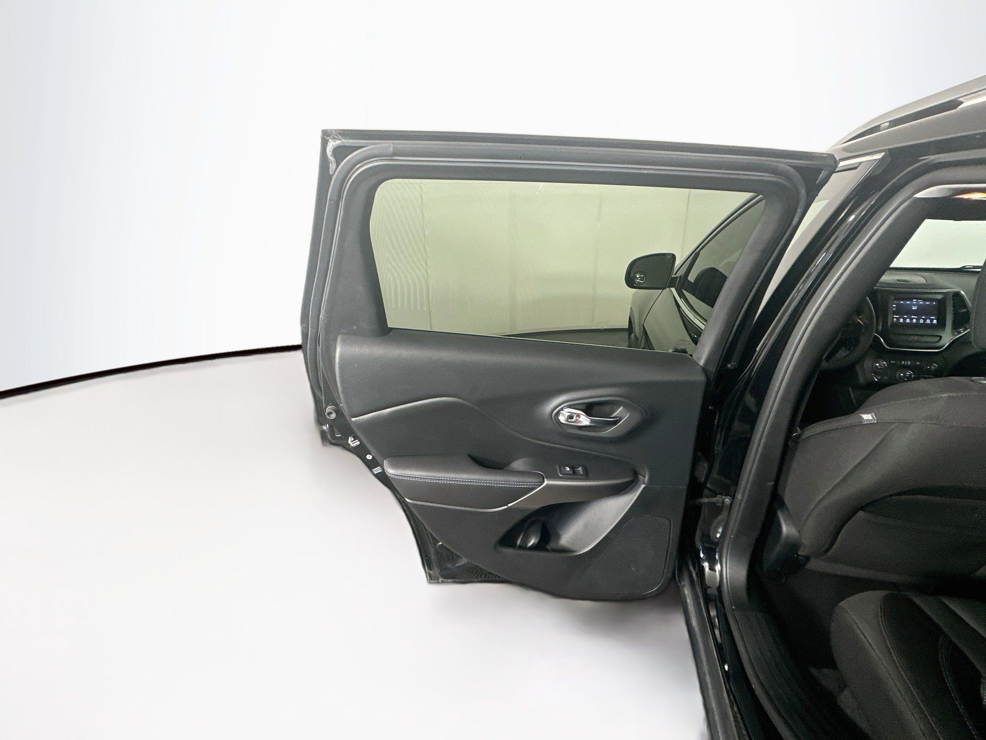 Used 2019 Jeep Cherokee Latitude w/ Popular Appearance Group FWD image 24