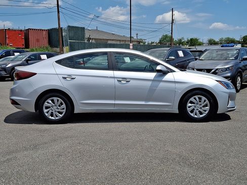 Used 2019 Hyundai Elantra SE w/ Cargo Package FWD image 7