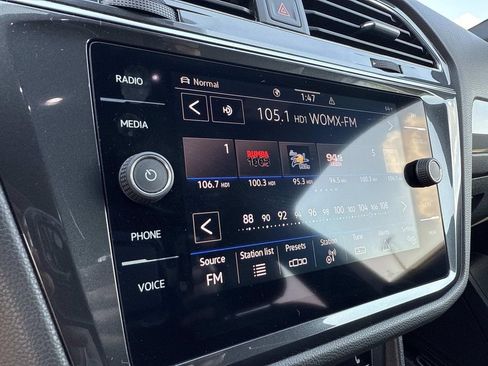 Used 2022 Volkswagen Tiguan SE R-Line image 31