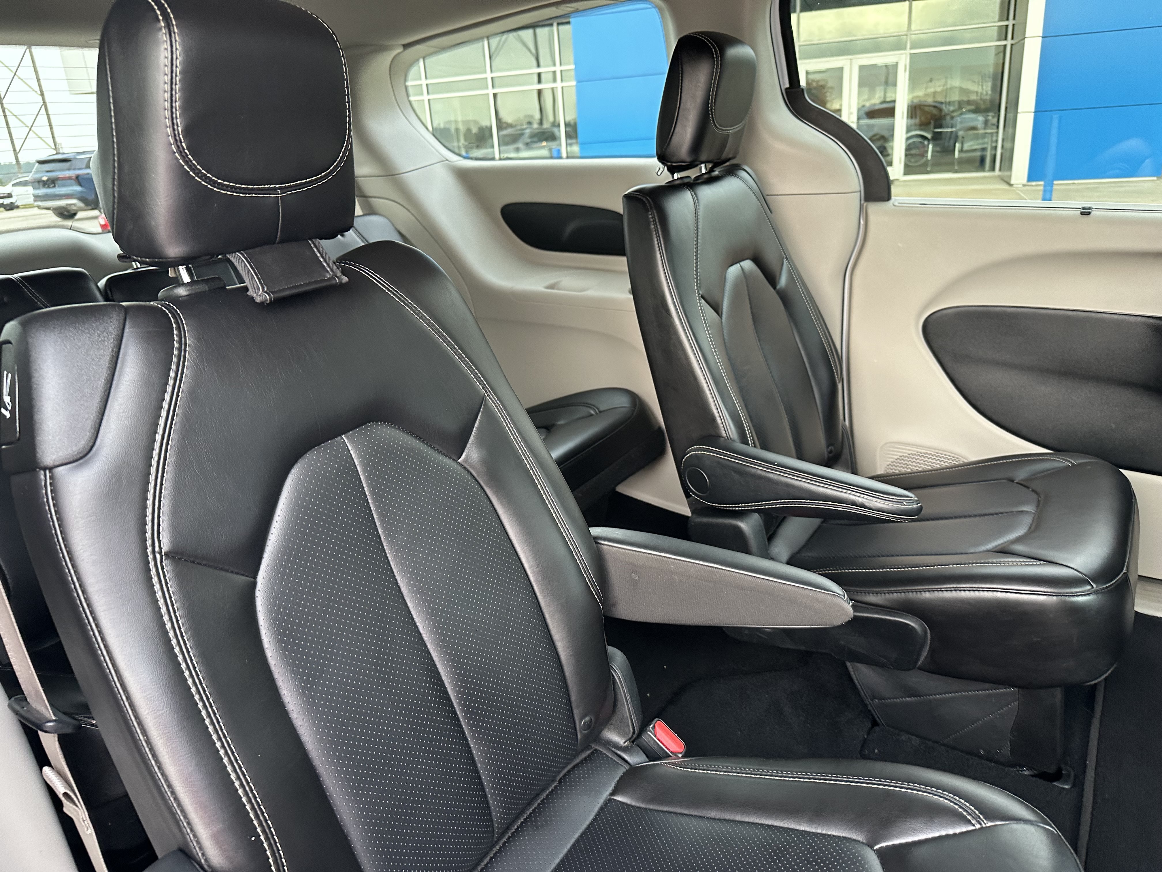 Used 2023 Chrysler Pacifica Touring-L FWD image 34