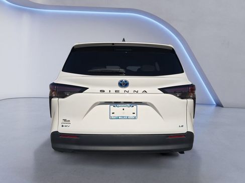 Used 2025 Toyota Sienna LE FWD image 4