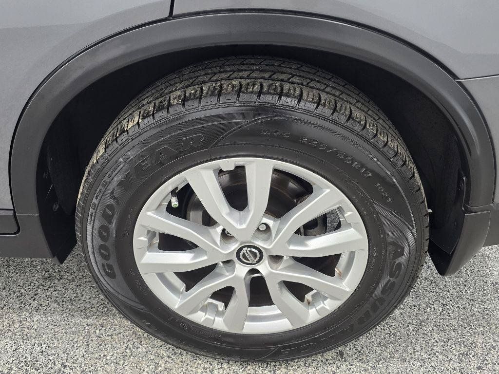 Used 2017 Nissan Rogue SV FWD image 33