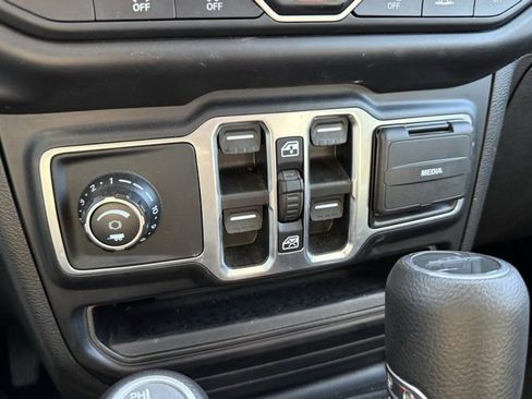 Used 2020 Jeep Gladiator Overland image 19