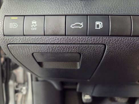 Used 2018 Toyota Camry SE FWD image 19