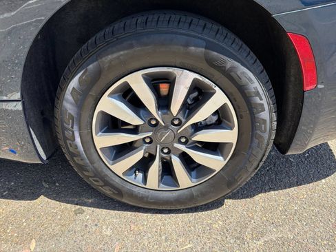 Used 2023 Chrysler Pacifica Touring-L FWD image 28