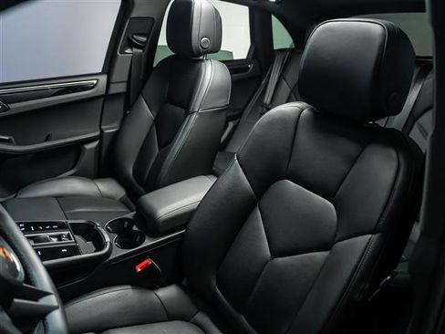Certified 2026 Porsche Macan AWD/4WD image 5