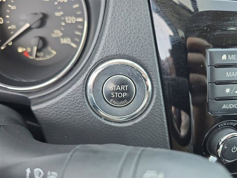 Used 2018 Nissan Rogue SV w/ Premium Package image 25