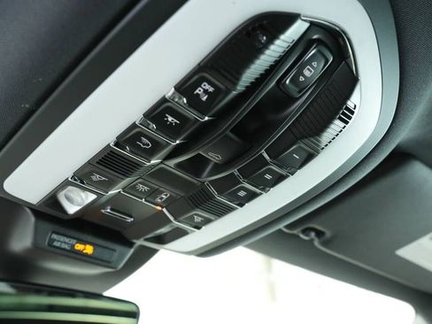 Certified 2025 Porsche Macan AWD/4WD image 35