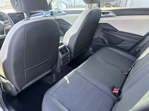 Certified 2025 Volkswagen Taos SE w/ Panoramic Sunroof Package FWD image 17