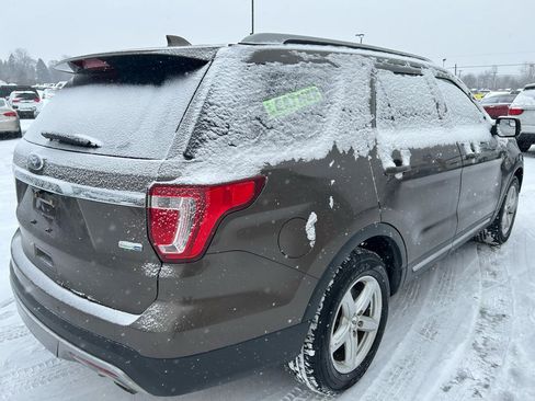 Used 2016 Ford Explorer XLT w/ Equipment Group 202A image 5