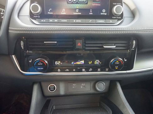 Used 2022 Nissan Rogue SV w/ SV Premium Package image 26