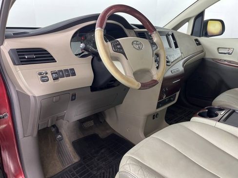 Used 2011 Toyota Sienna Limited image 2