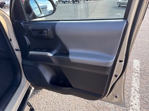 Used 2019 Toyota Tacoma SR5 AWD/4WD image 32