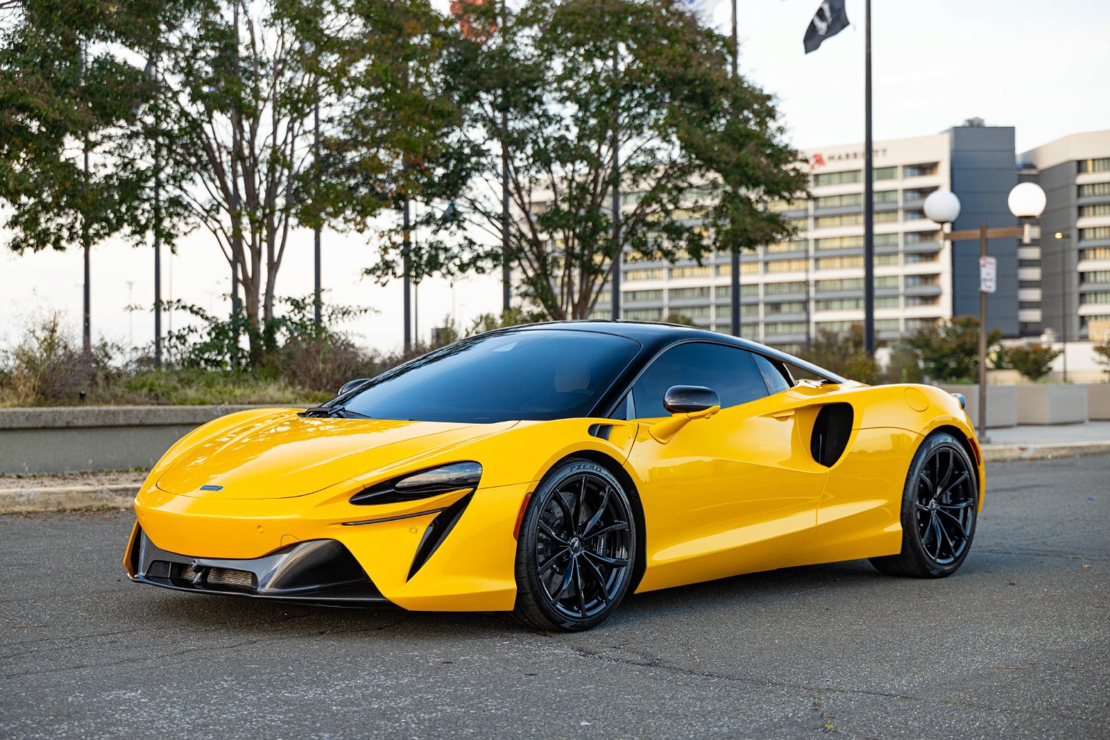 Used 2023 McLaren Artura RWD image 1