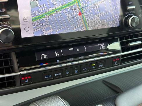 Used 2024 Toyota Sienna XSE FWD image 31