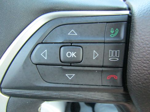 Used 2024 Jeep Grand Cherokee Laredo w/ Luxury Tech Group I image 24