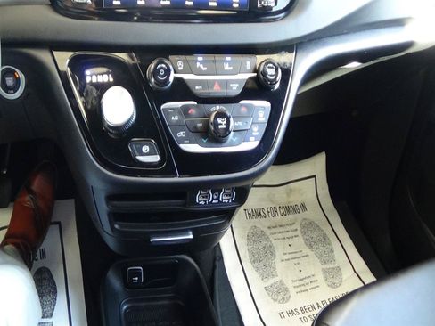 Certified 2025 Chrysler Pacifica Select FWD image 25