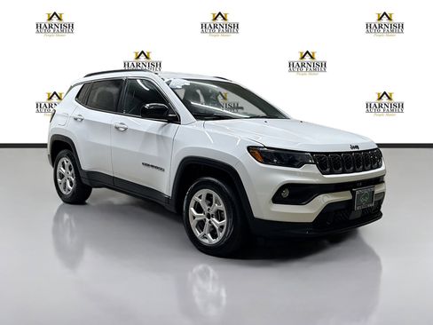 Used 2024 Jeep Compass Latitude AWD/4WD image 3