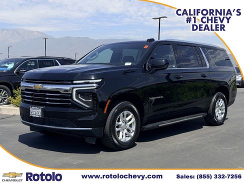 Used 2025 Chevrolet Suburban LT RWD image 3
