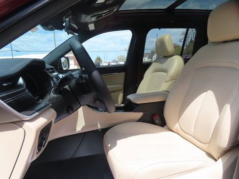 Used 2023 Jeep Grand Cherokee Limited w/ Luxury Tech Group II AWD/4WD image 22
