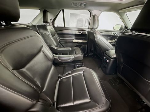 Used 2021 Ford Explorer XLT image 31