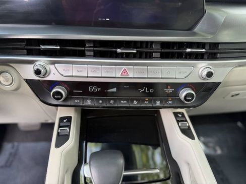 Certified 2024 Kia Telluride S w/ S Sunroof Package AWD/4WD image 19