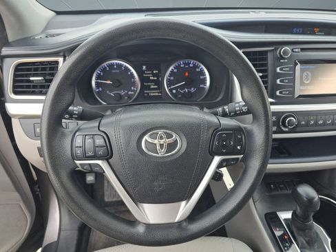Used 2017 Toyota Highlander LE image 4