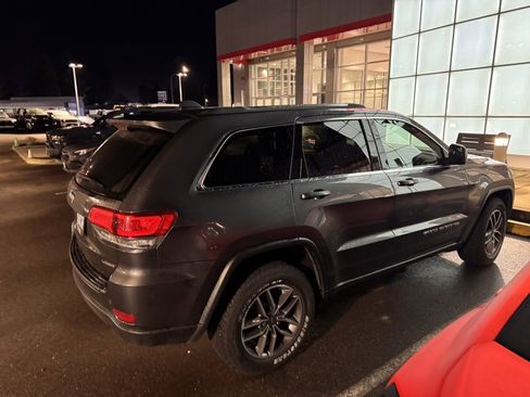 Used 2019 Jeep Grand Cherokee Laredo w/ 18" Wheel & 8.4" Radio Group image 4