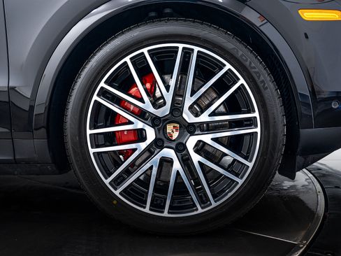 Certified 2025 Porsche Cayenne S image 11