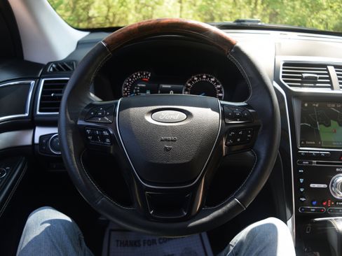 Used 2018 Ford Explorer Platinum image 4