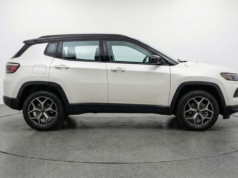 Used 2025 Jeep Compass Limited image 11