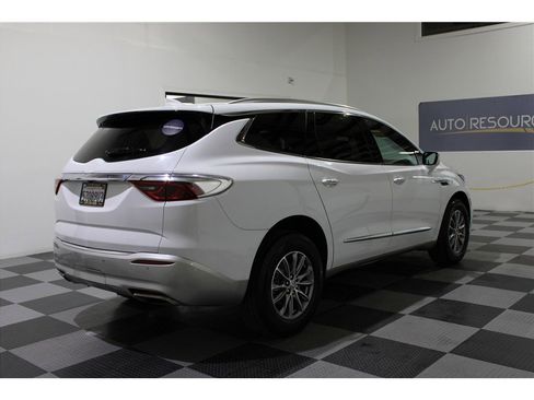 Used 2023 Buick Enclave Essence image 4