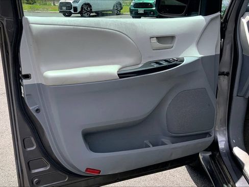 Used 2014 Toyota Sienna LE FWD image 20