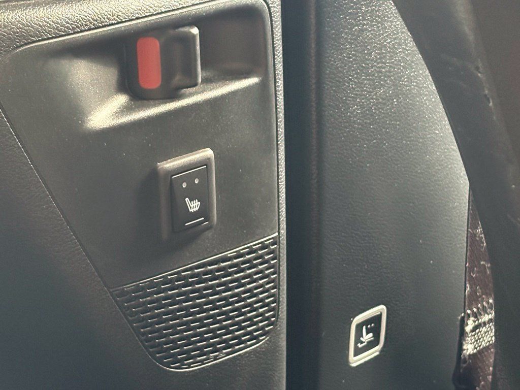 Used 2025 Chrysler Pacifica Limited FWD image 29