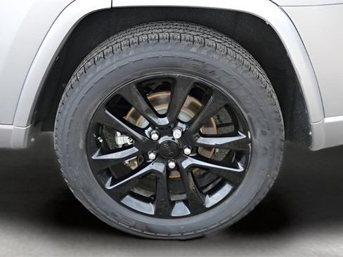 Used 2018 Jeep Grand Cherokee Altitude image 9