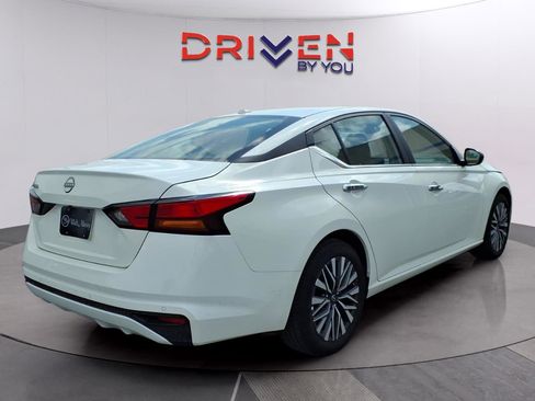 Used 2025 Nissan Altima 2.5 SV FWD image 5