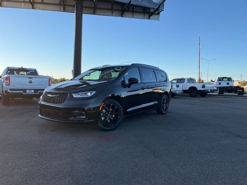 New 2026 Chrysler Pacifica Select w/ S Appearance Package FWD image 3