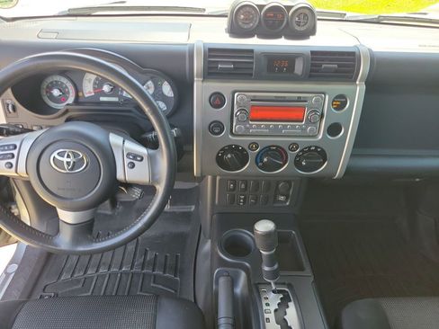 Used 2012 Toyota FJ Cruiser 2WD w/ Upgrade Pkg image 18