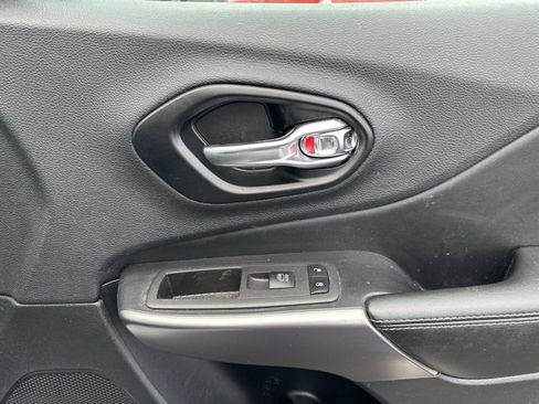 Used 2021 Jeep Cherokee Latitude Plus w/ Mopar Interior Package image 14