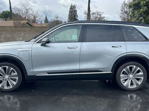 Used 2026 Cadillac Vistiq Luxury image 5