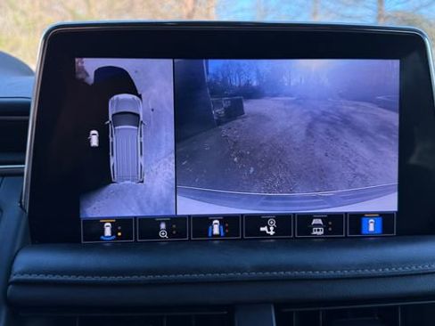 Used 2021 Chevrolet Suburban Premier w/ Premium Package image 16