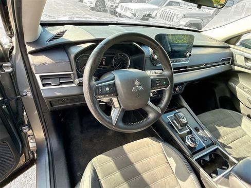 Used 2023 Mitsubishi Outlander SE image 12