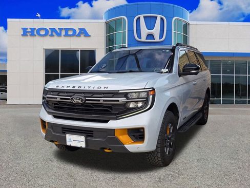 Used 2025 Ford Expedition Tremor AWD/4WD image 3