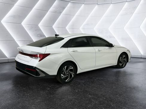 Used 2025 Hyundai Elantra SEL image 4