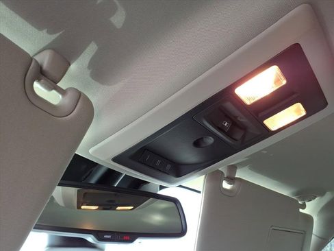 Used 2018 RAM 1500 SLT image 26